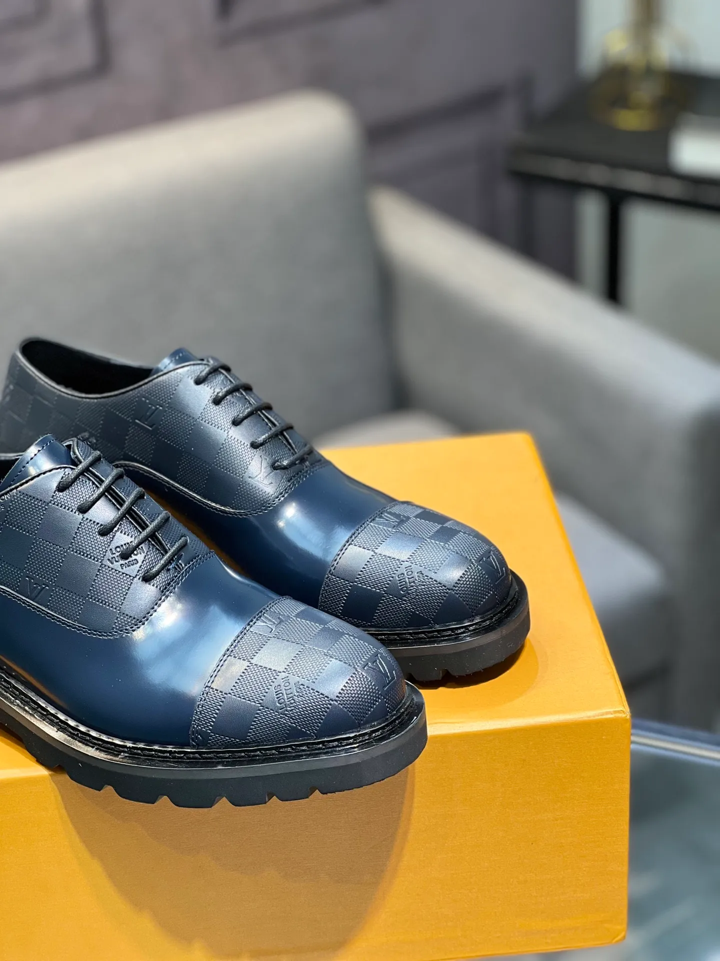 Men's shoes 💰820 [LV] - High-end quality - Upper: 🔝 tumbled cowhide, Nappa cowhide, brand logo sewn on shoe body - Lining: cowhide, foot pads; water-dyed cowhide - Outsole: TPR·rubber foam; two-color molded outsole -Super high quality control·Fine workmanship: highlighted (high-end·luxury·grade) -Size: 39-44 (38 45 can be customized)